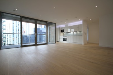 Large two bed, moments from Canary Wharf estate, stunning City views